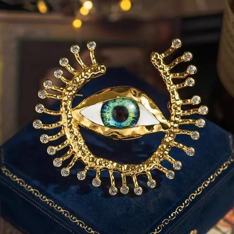 New Evil Eye badge Cosplay Ani - Collectible Vintage Brooches recensione e prezzo